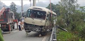 Khẩn trương khắc phục hậu quả vụ xe khách 29 chỗ lao xuống vực tại Tam Đảo